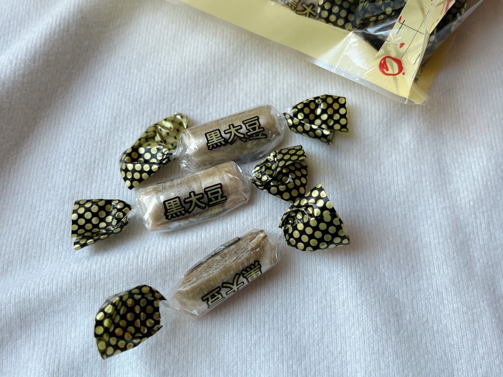 個包装の飴が3つ並んでいる