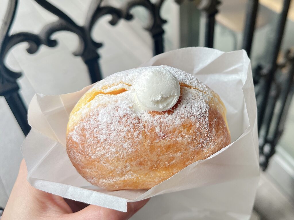 ホイップの生ドーナツを手に持っている。