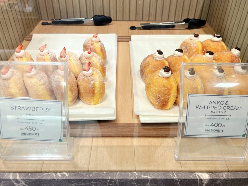 いちご、あんホイップのフレーバーがショーケースに並んでいる