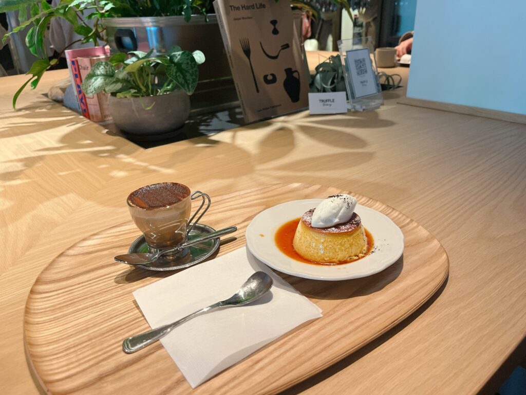 カウンターテーブルの上にコーヒードリンクとプリンが置いてある