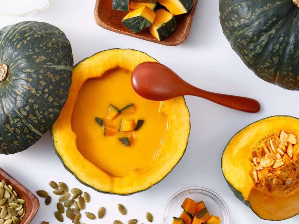 カボチャが大小さまざまな大きさにカットされている写真