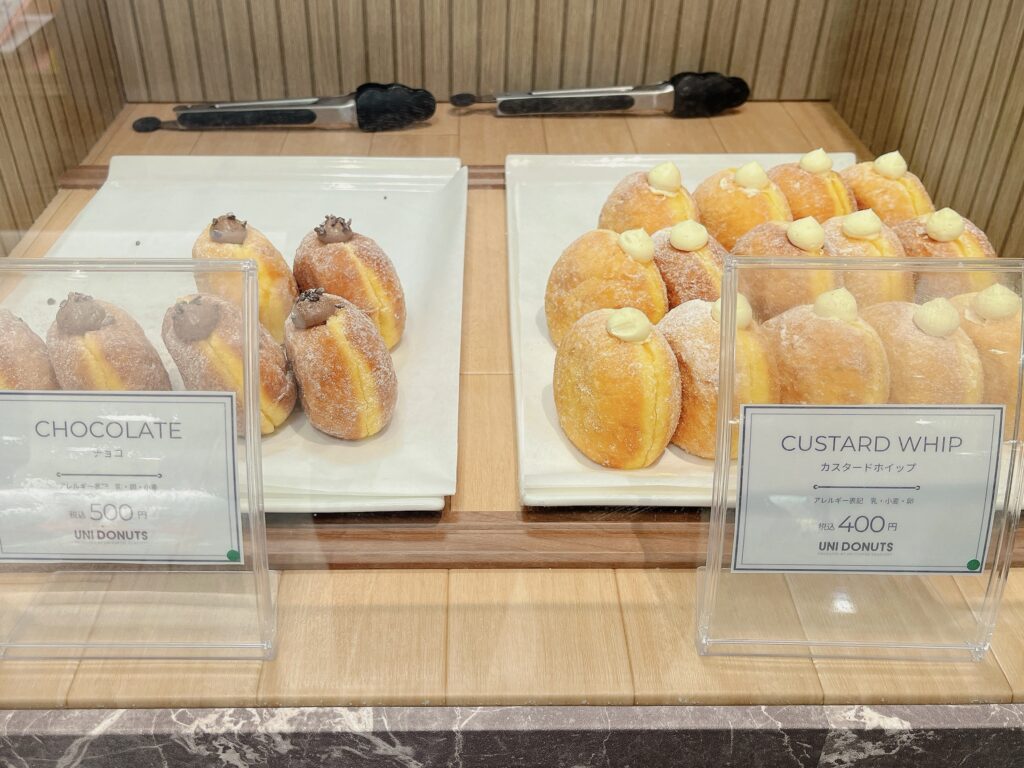 チョコ、カスタードホイップのフレーバーがショーケースに並んでいる