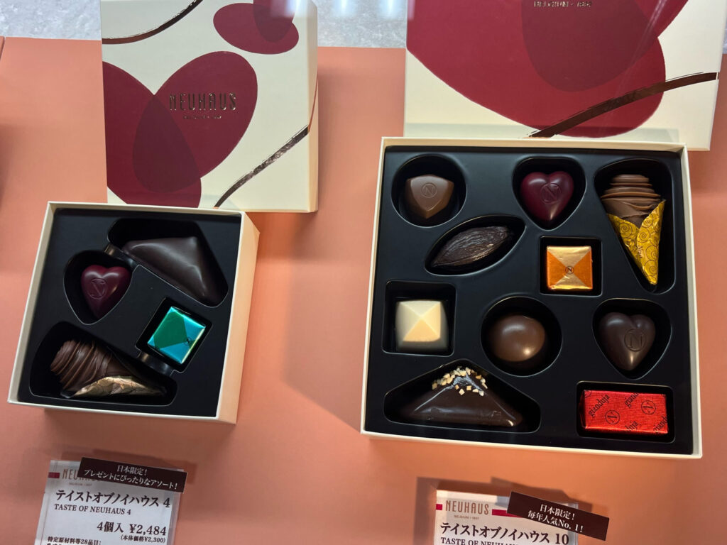 赤とオフホワイトの紙箱に入ったチョコレートアソート