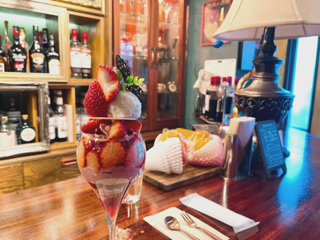カウンターの上にいちごのパフェが乗っている
