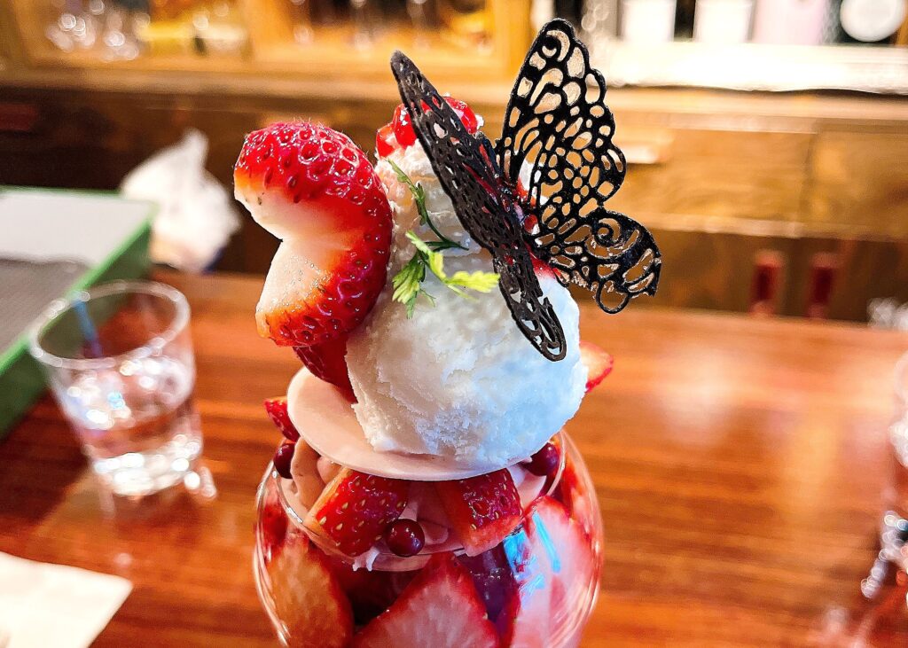 パフェを上から見た図。アイスクリームの上にクッキーでできた蝶々が飾られている。