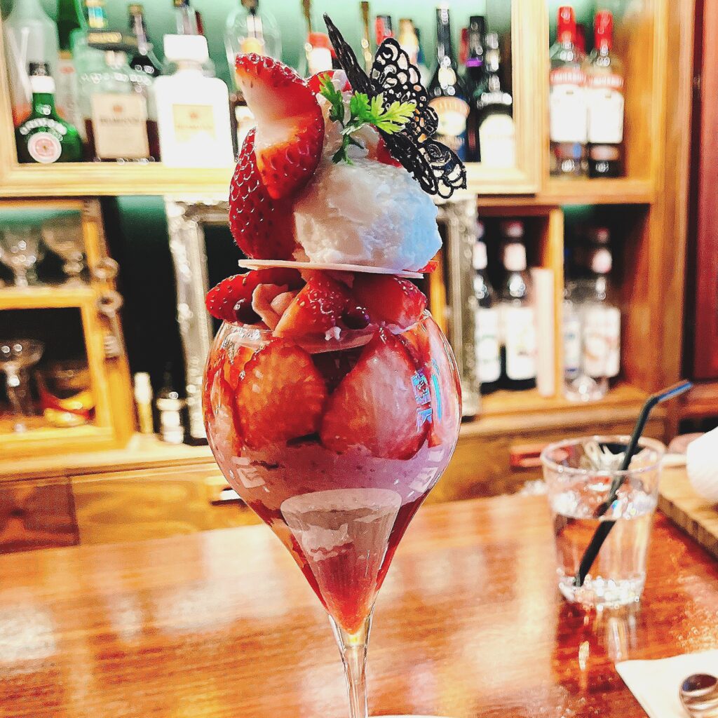 パフェの写真。内容はカットされたいちご、アイスクリーム、チョコレート、ジェラートなど。