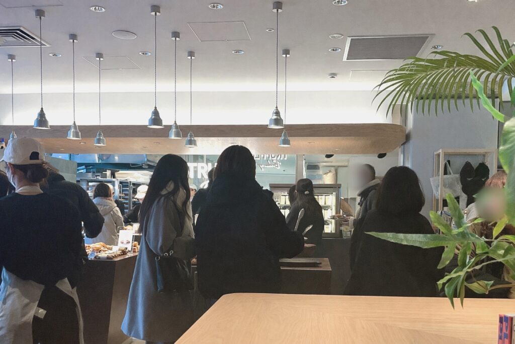 パンを購入するために並ぶ人々