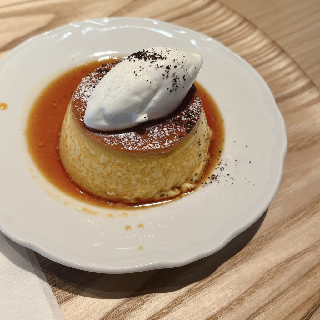 ホイップクリームとカラメルが乗ったプリン