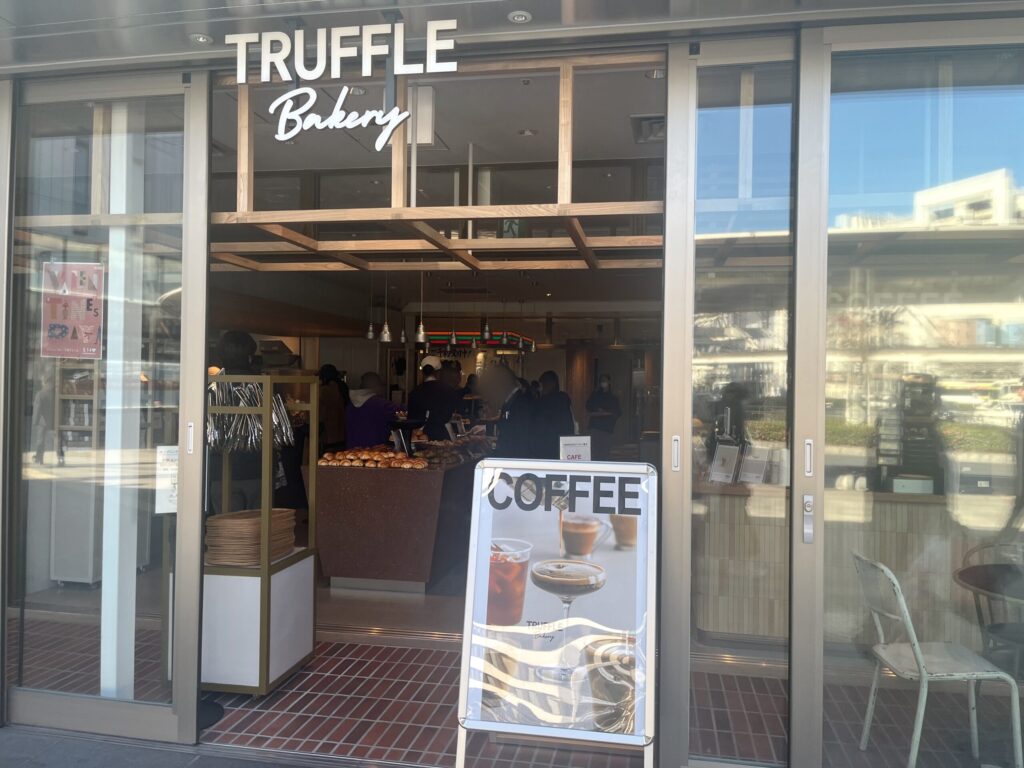 店舗外観。ガラス張りでおしゃれな入口。