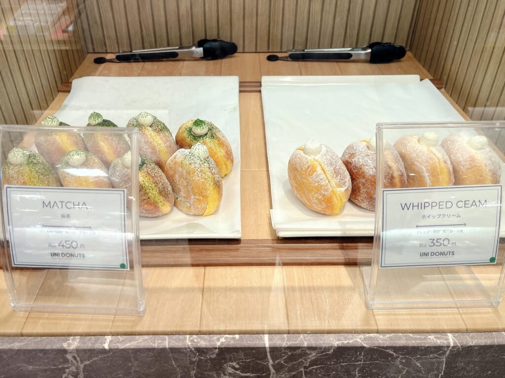 抹茶、ホイップのフレーバーがショーケースに並んでいる