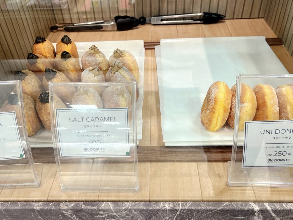 黒ゴマ、キャラメル、プレーンのフレーバーがショーケースに並んでいる