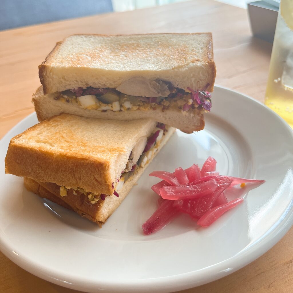 チキンや野菜、豆類が入ったホットサンド