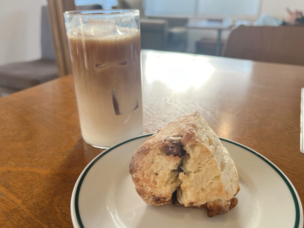 チョコチップスコーンとカフェオレ