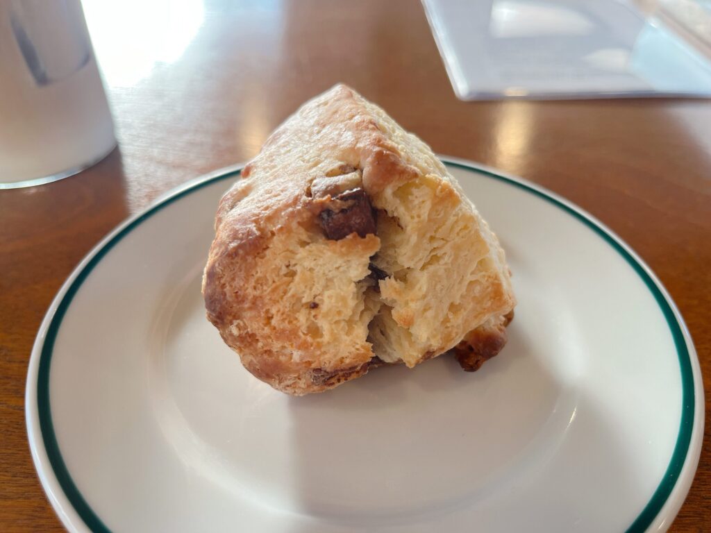 チョコチップがとろりと溶けている焼きたてスコーン
