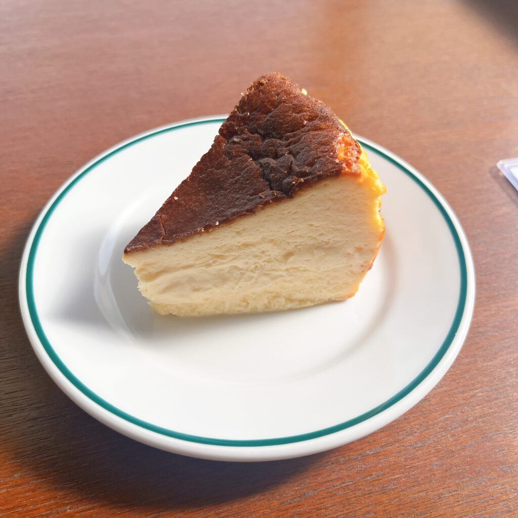 カットされたベイクドチーズケーキの写真。