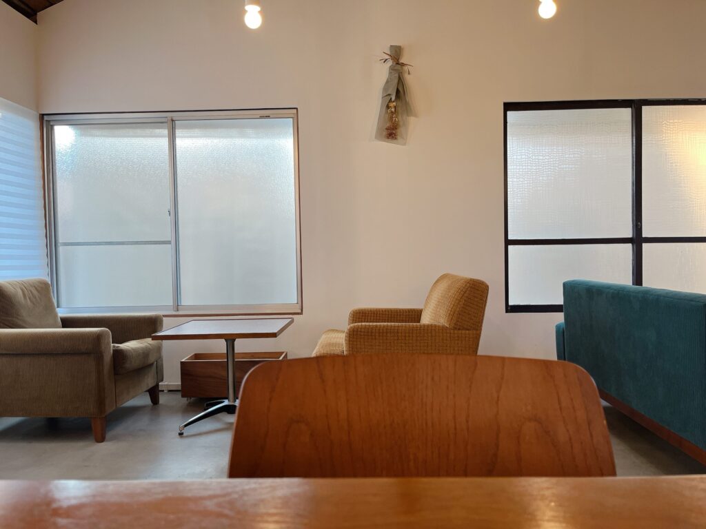 ソファ席②。一人用のソファ席。