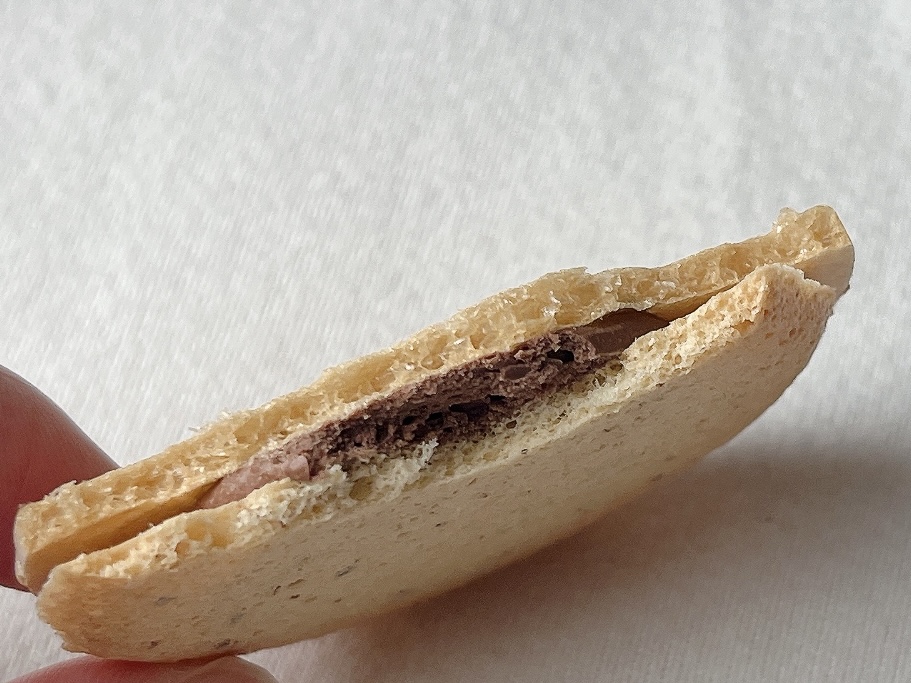 クッキアの断面。上はゴーフル、下はクッキー、間にはチョコクリームが挟まれている