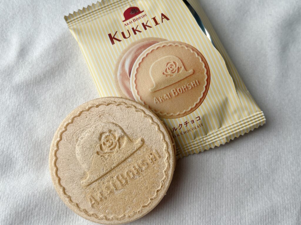 袋から出したクッキア。丸形のゴーフルで帽子の模様が描かれている