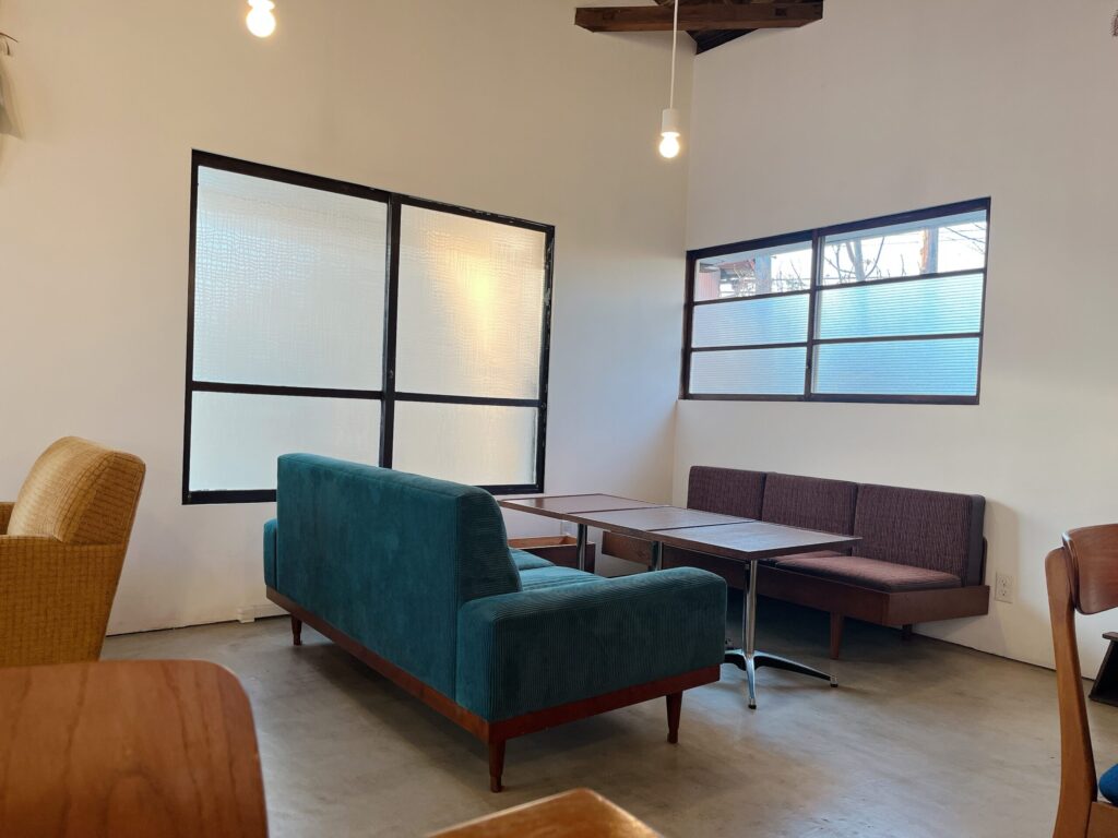 ソファ席。緑色と茶色のゆったり座れる大きなソファ。