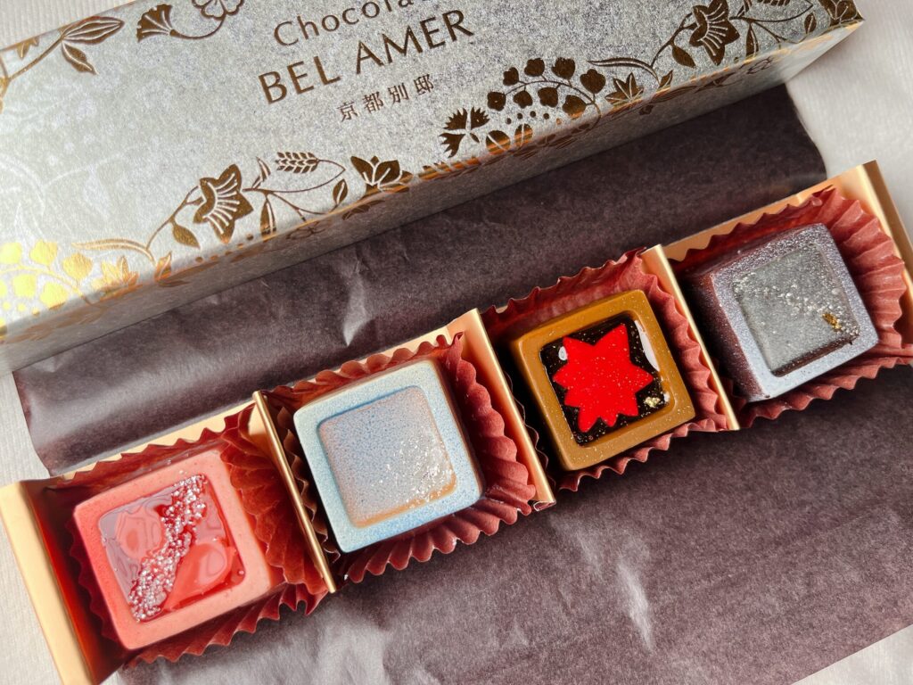 左からピンク、水色、茶色、銀色をしたチョコレートが並んでいる。