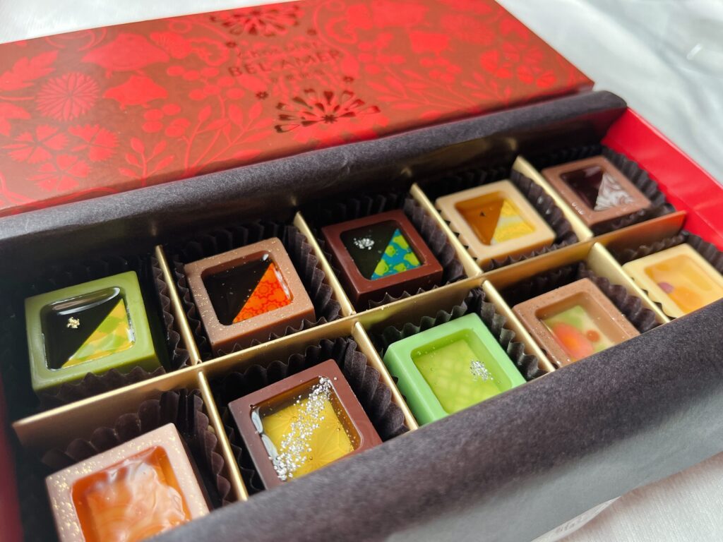 枡の形をしたチョコレートの中にジュレが入ったお菓子、が10個箱詰めされている。