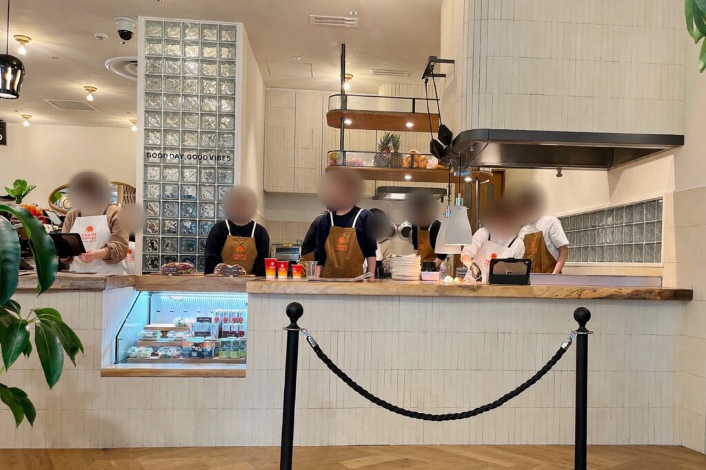 左手にレジ、右手にパンケーキバー。カウンター内では5人ほどの店員さんが作業している。