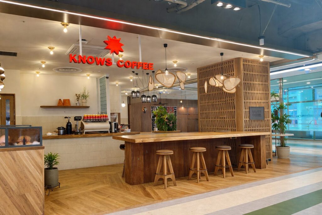 店舗外観。ウッド調のインテリアとオレンジの照明で落ち着いた雰囲気。