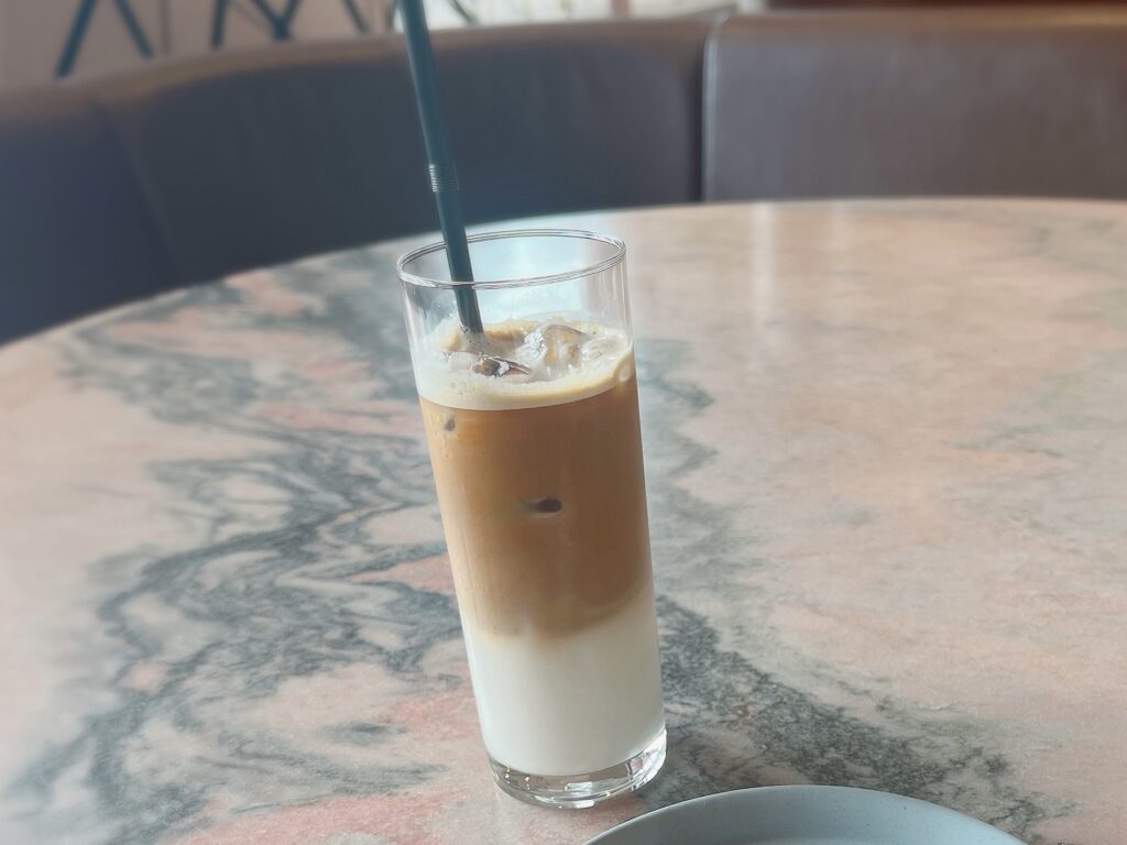 底はミルク、上はコーヒーの美しいグラデーションができているカフェラテ。