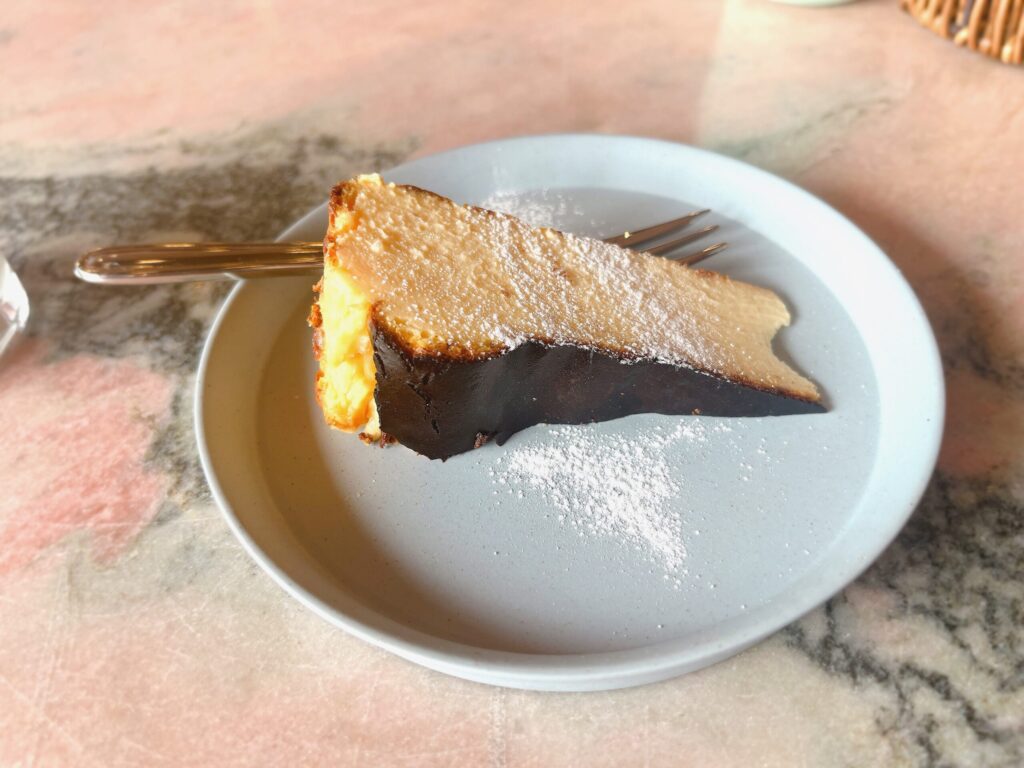黒く焦げ目のついたバスクチーズケーキの写真