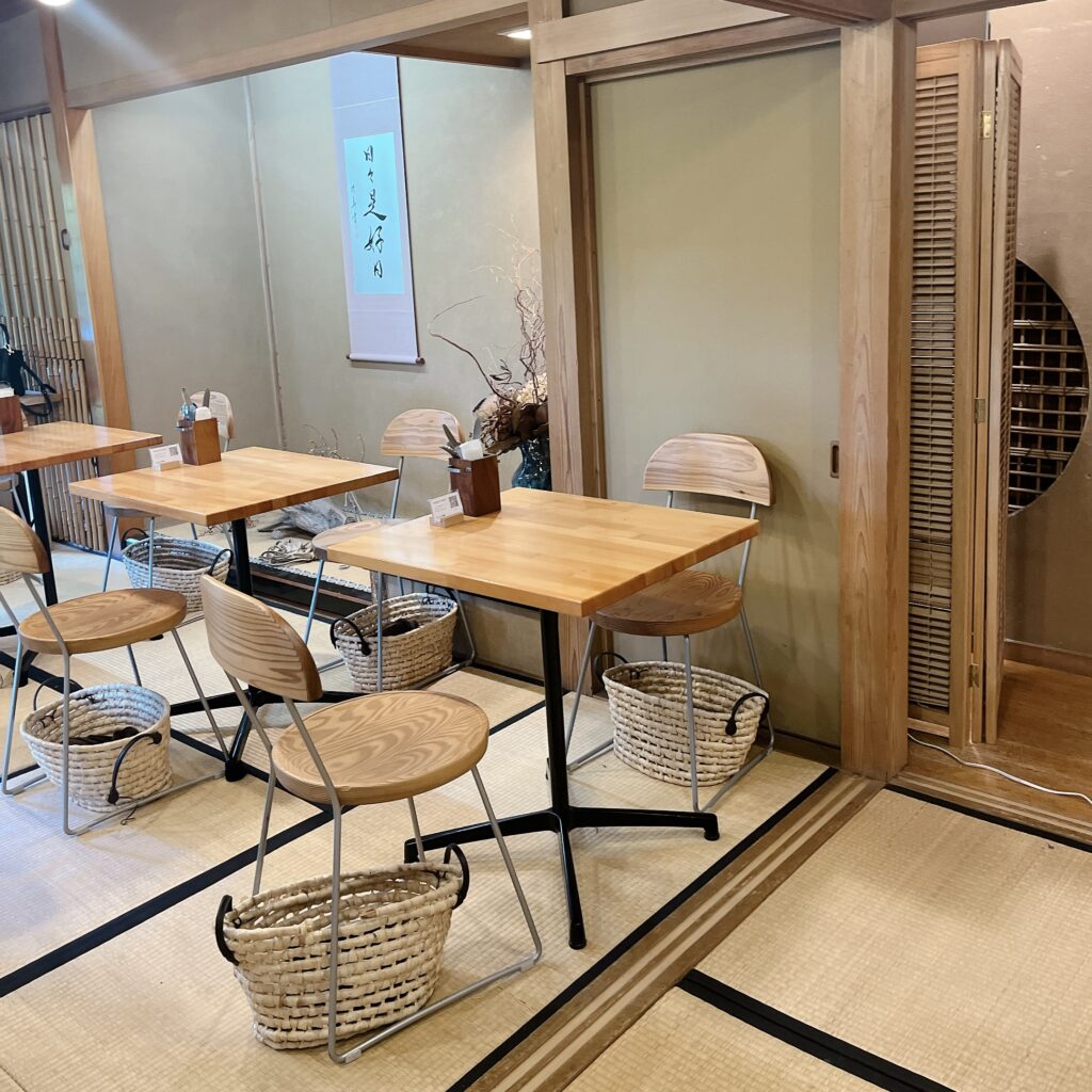 テーブル席。畳の上に木製のテーブルセットが置かれている。