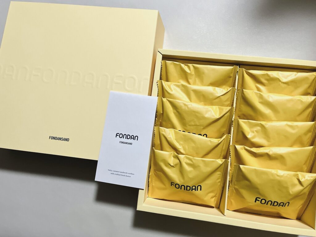 左に外箱、右に内箱（商品が詰められている）。黄色一色のシンプルなデザイン。