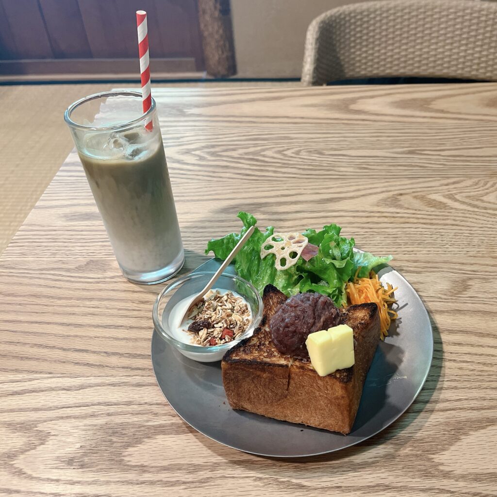 ほうじ茶ラテとあずきバタートーストのプレートの写真。