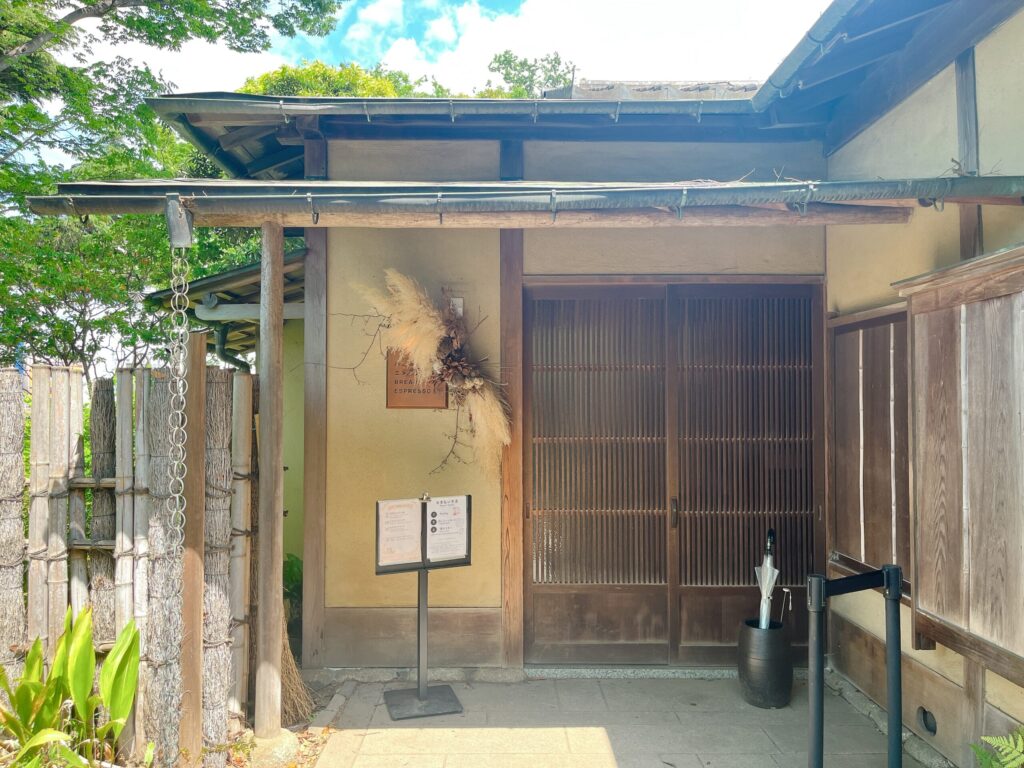 店内入り口。木製の引き戸で昔ながらの日本を感じる外観。