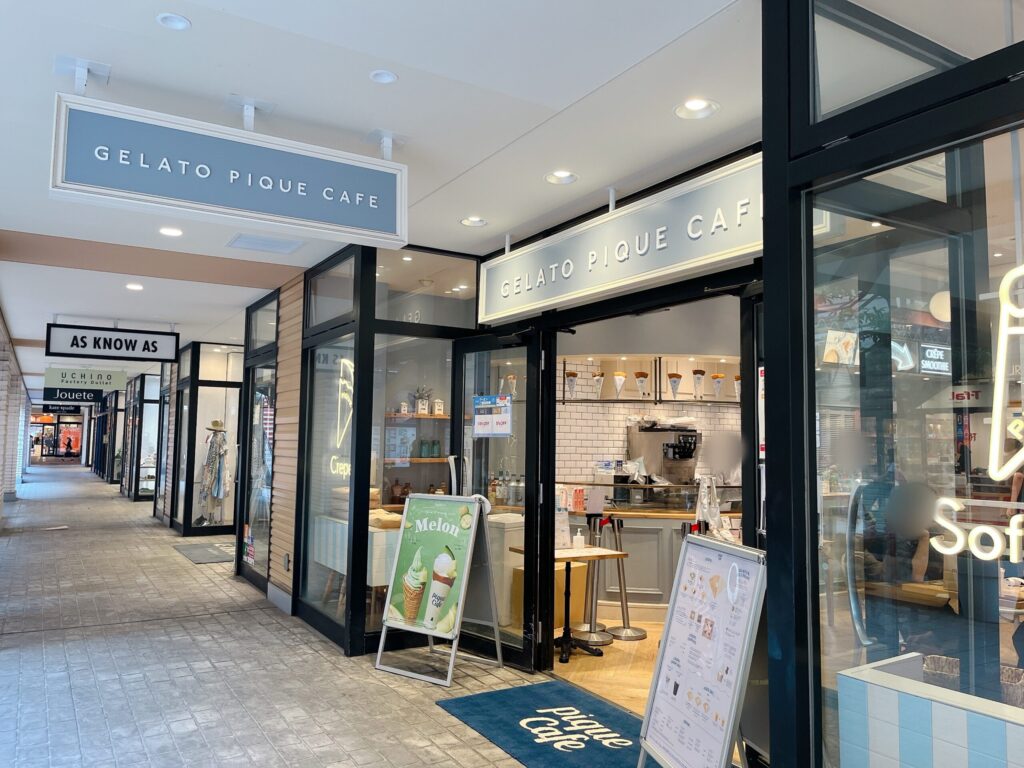 店舗外観。ガラス張りで、店内は水色と白を基調としたやわらかい雰囲気の店舗の写真。