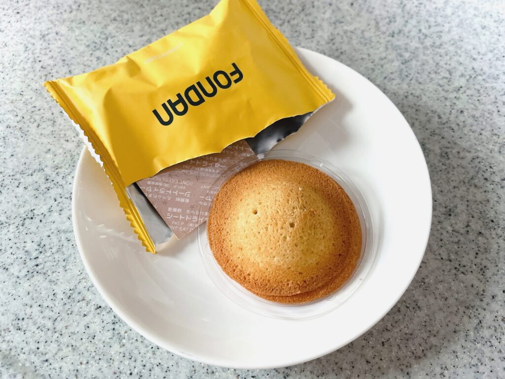 白い皿の上に黄色い小袋から出されたフォンダンサンドが置いてある写真。
