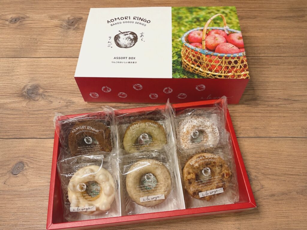 赤い化粧箱に入った6個入りの焼きドーナツの写真