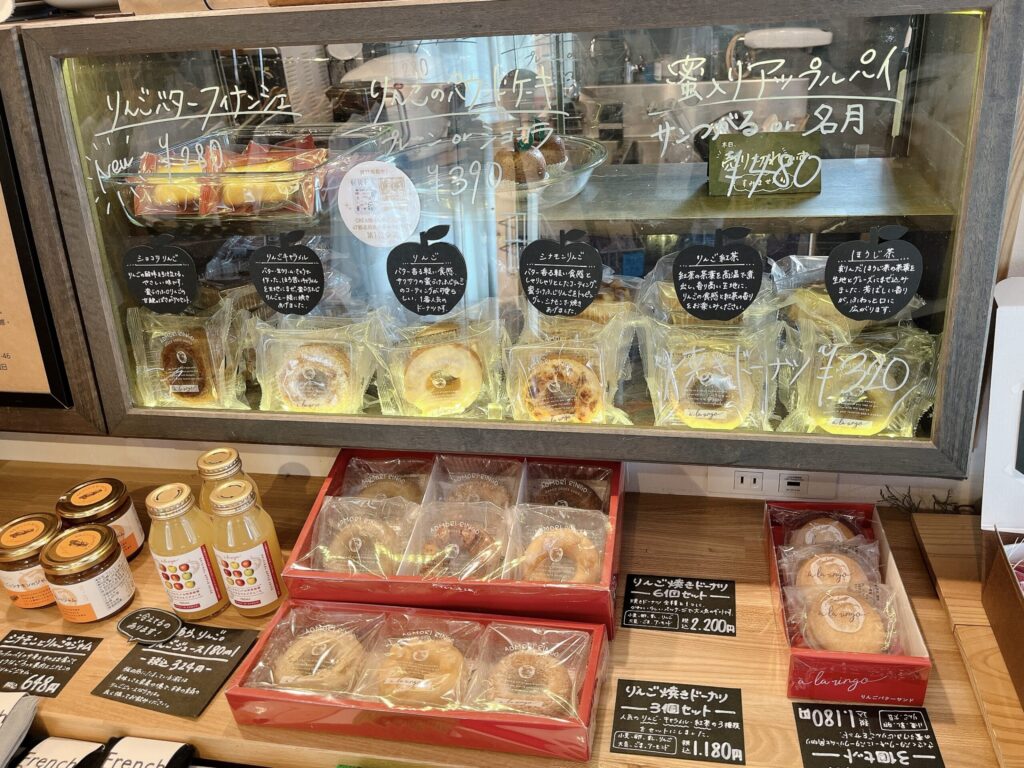 ショーケースに並んでいるスイーツメニュー。アップルパイやパウンドケーキが並ぶ