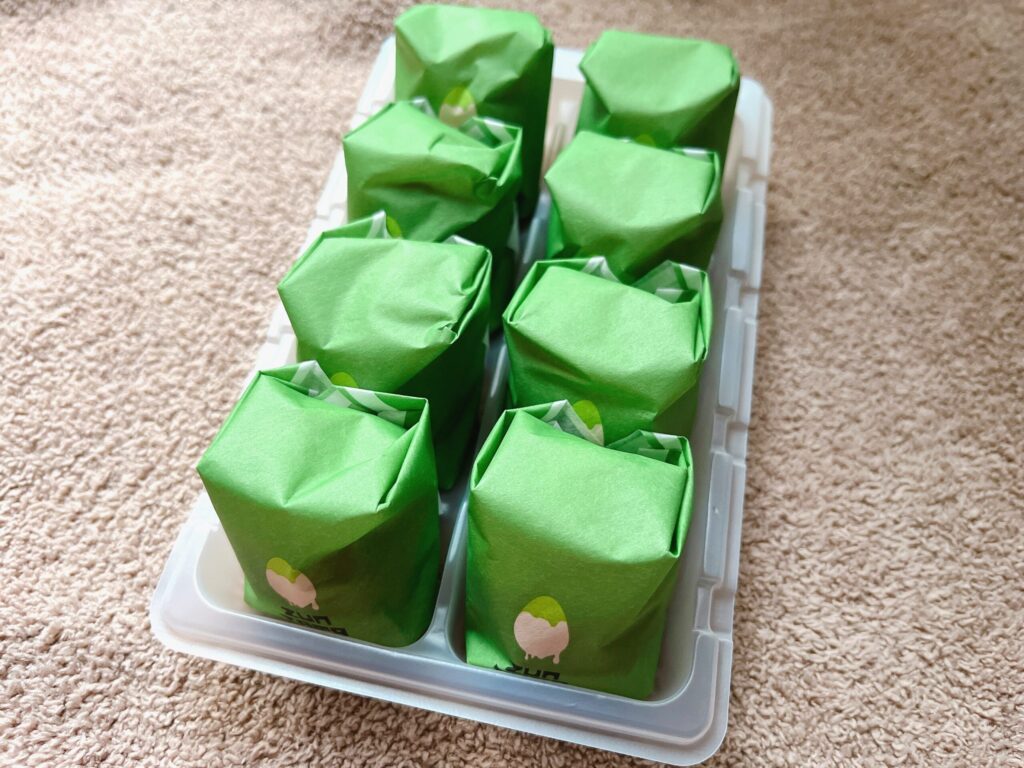卵のパックのようなプラケースに緑色の個包装に入った本品が並んでいる写真