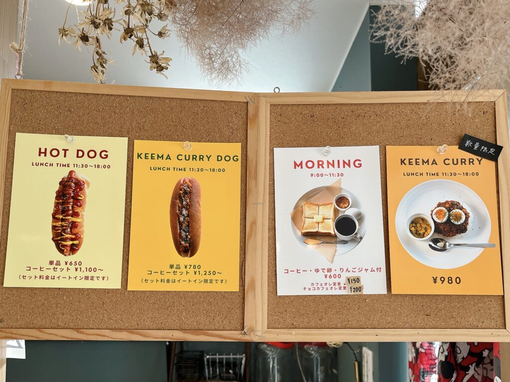 ホットドッグなどのフードメニュー